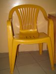 Geltona plastikinė kėdė
